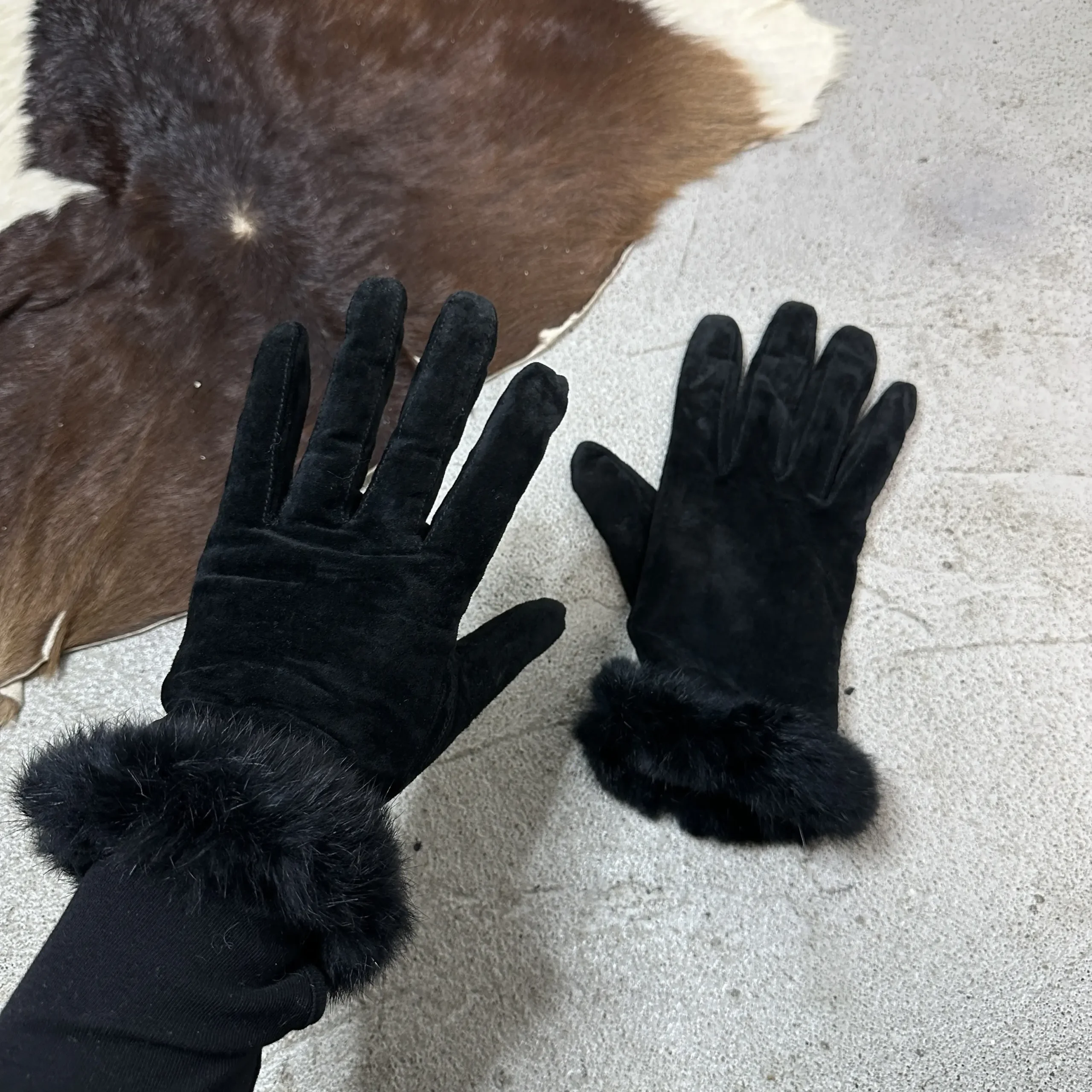 Women’s Winter Velvet Gloves with Fur Cuff - Image 4